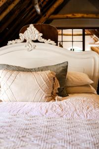 弗朗斯胡克Cape Dutch @ Keerweder的白色的床、白色床头板和枕头