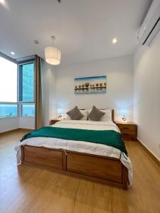吉达Almasarat Tower Sea View的一间卧室设有一张大床和一个大窗户