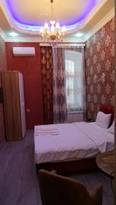 巴库Baku Parks的一间卧室配有两张床和吊灯。