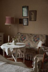 ÅtvidabergBorkhult Lapphem的客厅配有沙发和带蜡烛的桌子