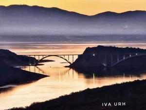 马林斯卡IGGY的日落时分水面上的桥梁