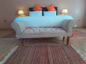 安博塞利PENETY AMBOSELI RESORT的一张蓝色沙发的床
