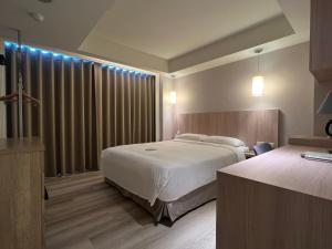 台北台北馥華商旅 松江館的酒店客房设有一张床和一个大窗户