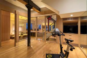 纽约Rasila SoHo的客厅设有带跑步机的健身房