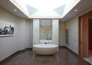 纽约Rasila SoHo的一间大浴室,内设一个大浴缸