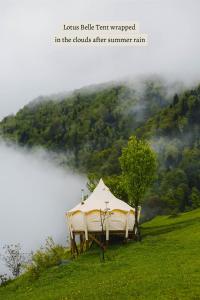 KhuloGlamping Tago的坐在湖边山丘上的帐篷