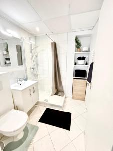戛纳Studio center 104的白色的浴室设有卫生间和水槽。