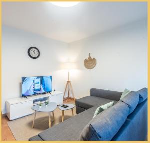 盖拉德Appartement T2 Moderne Gaillard的客厅配有蓝色的沙发和电视
