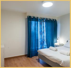 盖拉德Appartement T2 Moderne Gaillard的一间设有两张床和蓝色窗帘的房间