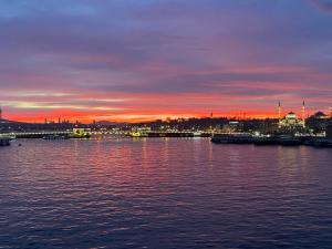 伊斯坦布尔Ferah Otel的日落在水体上,与城市