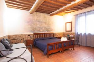 比萨La Locanda Di Giada e Giorgia的卧室配有一张床和一张桌子