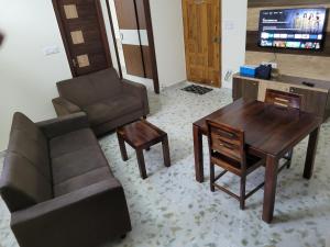 班加罗尔Castle Hebbal Service Apartments的客厅配有沙发和桌子