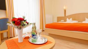 黑灵斯多夫维塔加尼艺术酒店的一间酒店客房,配有一张床和一张花瓶桌子