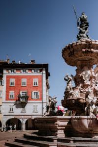 特伦托威尼斯酒店的一座城市的喷泉,有一座建筑的背景
