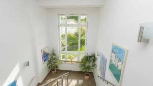 黑灵斯多夫维塔加尼艺术酒店的一条空的走廊,有窗户和植物