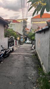 塞米亚克Rodin Bali Hostel的一条小巷,街上有汽车停放