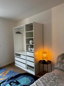 Schöne Wohnung mit eigenem Whirlpool in dem Stadtzentrum客房内的一张或多张床位