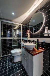 上海上海市中心海派繁花民宿 - 永康路的一间带水槽、卫生间和镜子的浴室