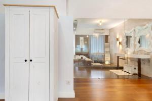波尔图Apartment Boutique Santa Catarina 2的一间设有白色门的房间和一间客厅