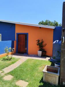 比勒陀利亚BellaMaria的橙色和蓝色的建筑,设有门