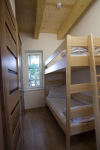 Roudnákemp Pohoda的一间卧室设有两张双层床和一扇窗户。