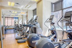 纽约UES 2BR w DM Elevator Gym nr Central Park NYC-919的健身房设有跑步机和椭圆机