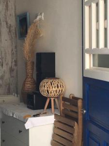 阿波罗Cozy Studio in Beautiful Apollonas Beach Naxos的一间带桌椅和扬声器的房间