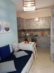 阿波罗Cozy Studio in Beautiful Apollonas Beach Naxos的一间配有沙发和桌子的厨房