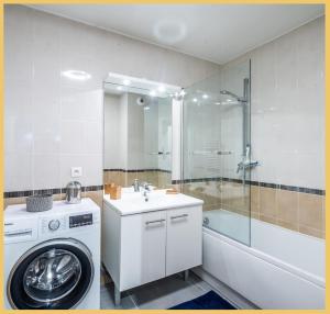 圣朱利安恩因Appartement T2 Moderne St Julien的一间带洗衣机和淋浴的浴室