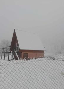 OniSeva Villa in Racha的屋顶上积雪的谷仓