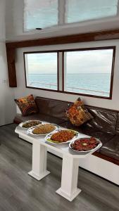 赫尔格达Edan Storm Yacht的一张白桌子,上面有几盘食物