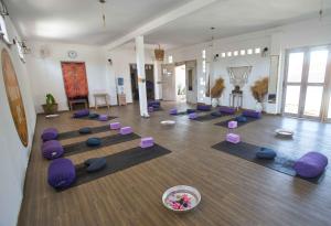 蓝梦岛Risna Homestay的一间设有紫色椅子的房间和瑜伽课