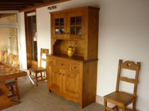 阿普特Villa du soleil levant的木柜和椅子