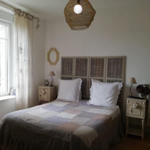 La ChèzeChâteau Bily B&B Hôtel的卧室配有带白色枕头的大床