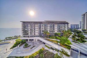 迪拜Livbnb - Elegant 3BR+Maid, Sea View in Bluewaters的海洋旁建筑物的空中景观