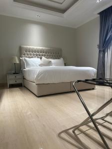 利雅德GAZLA的一间卧室配有一张床和一张玻璃桌