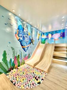 小琉球岛船屋的儿童间,配有球壁壁画