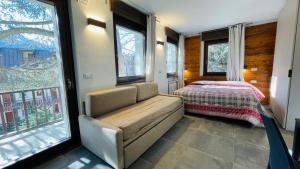 巴多尼奇亚Residence Villa Linda的一间卧室配有沙发、一张床和窗户