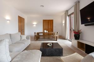 科因Finca La Familia Naranja的客厅配有沙发和桌子