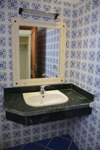 达哈布达哈卜潜水员酒店的一间带水槽和镜子的浴室