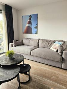 霍勒姆Borndiep Amelander Kaap 34的客厅配有沙发和桌子