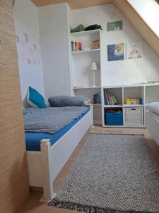 特拉弗明德Albatros的一间卧室设有一张床和一个书架