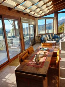 特拉西梅诺湖畔帕西尼亚诺Casa Vista Lago 154 SQM的用餐室配有大型木桌和椅子