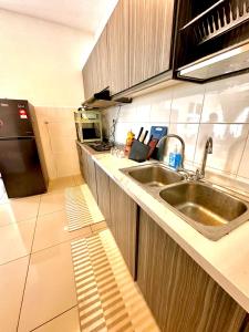 普特拉贾亚Casa Budi Dwiputra 15 Putrajaya的一间带水槽和冰箱的小厨房