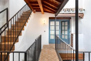 塞维利亚Magno Apartments Vírgenes Luxury House的走廊设有楼梯和蓝色门