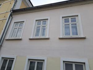 特鲁特诺夫Central Trutnov的白色的四扇窗户度假屋