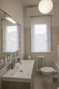 卡斯泰莱门多La Casa dei Racconti的带浴缸、卫生间和盥洗盆的浴室