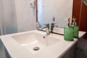 都灵Pit Stop Smart METRO, WI-FI的浴室设有白色水槽和镜子