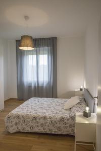 卡斯泰莱门多La Casa dei Racconti的卧室在窗户前配有一张床