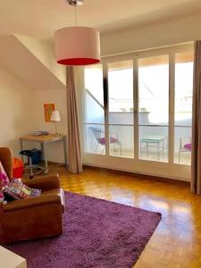 巴塞尔Ganze Wohnung mit Balkon,schöne Aussicht,Küche,Bad,Wifi的客厅配有沙发和紫色地毯